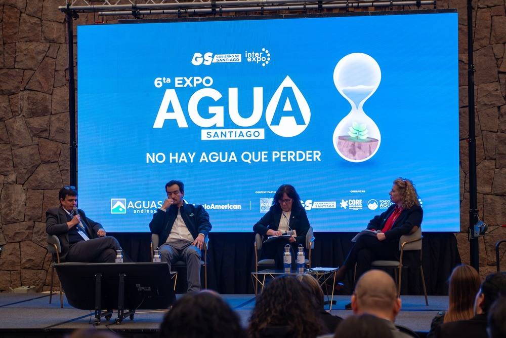 Rachel Bernardin, directora de estrategia y asuntos corporativos de Aguas Andinas, Marco Viveros, gerente de negocios Voens, Dra. Gladys Vidal, investigadora del Centro de Ciencias Ambientales EULA-Chile y profesora titular de la Facultad de Ciencias Ambientales U. de Concepción, Donatella Fuccaro Tellechea, directora de proyectos del Fondo de Agua Santiago-Maipo.